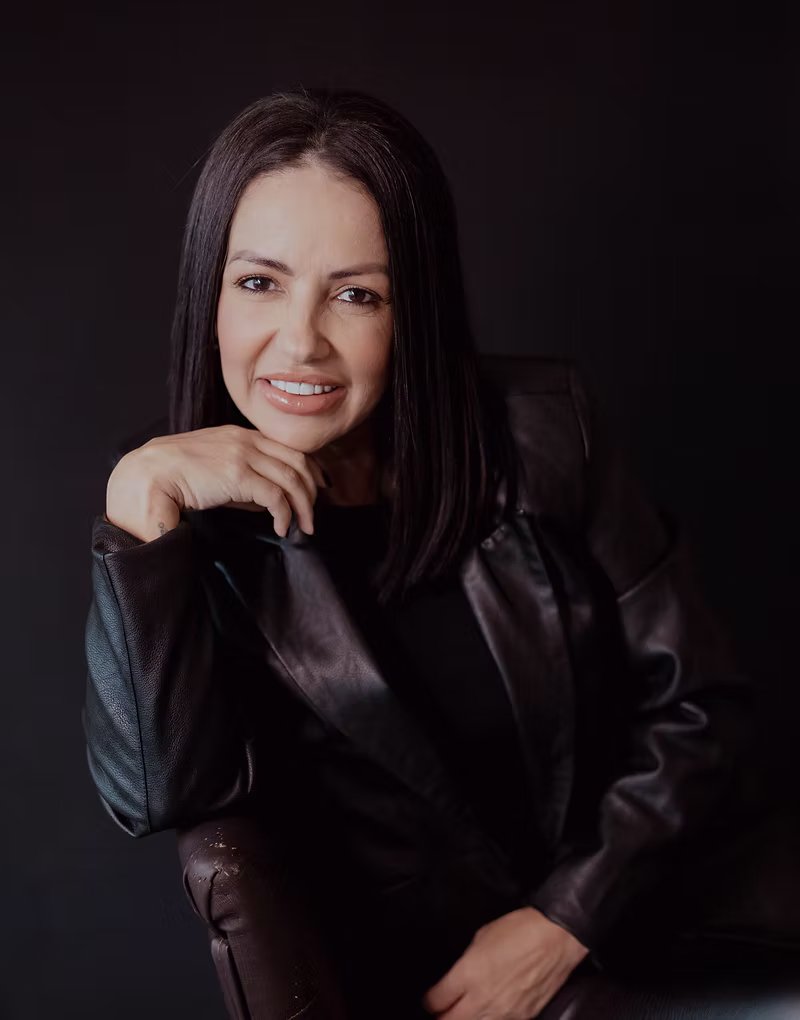 Lilly Santos, fundadora do Instituto Lilly Santos em Itajaí (SC), retrato em estúdio com fundo escuro
